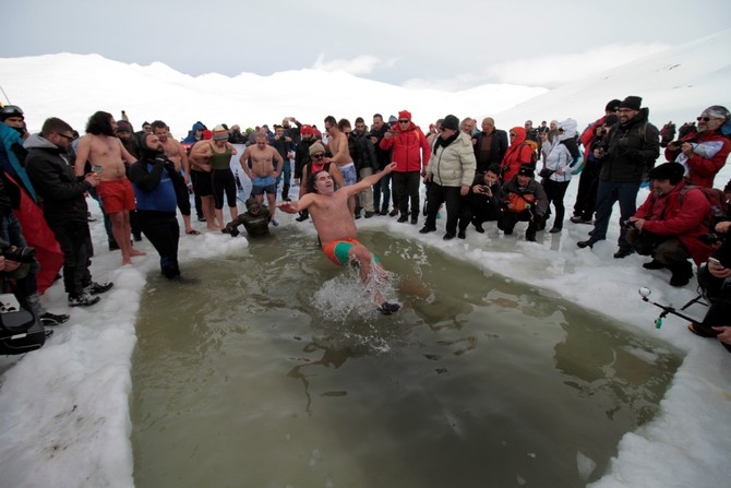 Kaçkar Buzul Gölü'nde sıra dışı "yüzme şenliği" 15