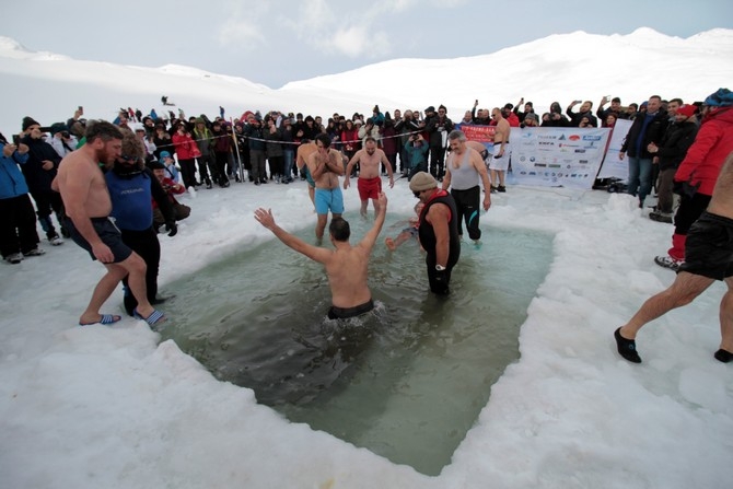 Kaçkar Buzul Gölü'nde sıra dışı "yüzme şenliği" 18