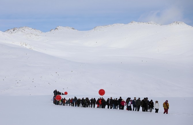 Kaçkar Buzul Gölü'nde sıra dışı "yüzme şenliği" 2