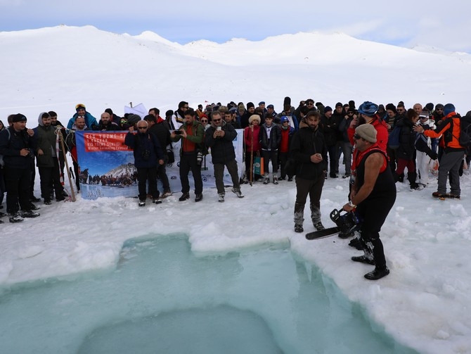 Kaçkar Buzul Gölü'nde sıra dışı "yüzme şenliği" 4