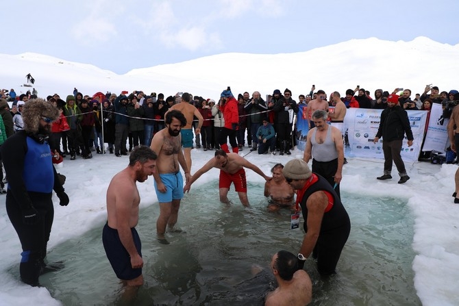 Kaçkar Buzul Gölü'nde sıra dışı "yüzme şenliği" 6