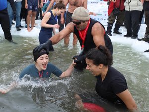 Kaçkar Buzul Gölü'nde sıra dışı "yüzme şenliği"