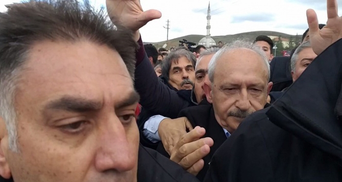 Kemal Kılıçdaroğlu'na şehit cenazesinde saldırı 9