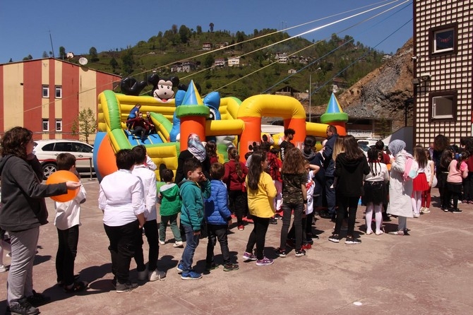 Rize Özel Çözüm İlkokulu'ndan Festival Gibi 23 Nisan Kutlaması 24