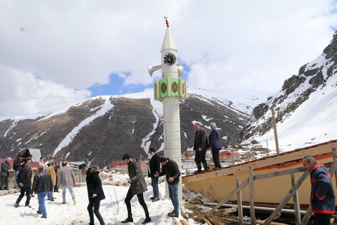 Kışın yatırdıkları minareyi kaldırdılar 16