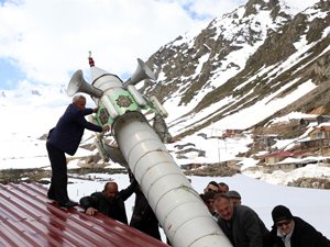 Kışın yatırdıkları minareyi kaldırdılar