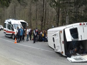 Öğrencileri geziye götüren minibüs devrildi: 10 yaralı
