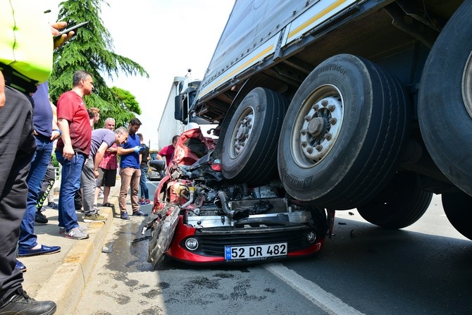 Trabzon'da Otomobil Rize Plakalı Tırın Altında Kaldı: 3 Yaralı 1