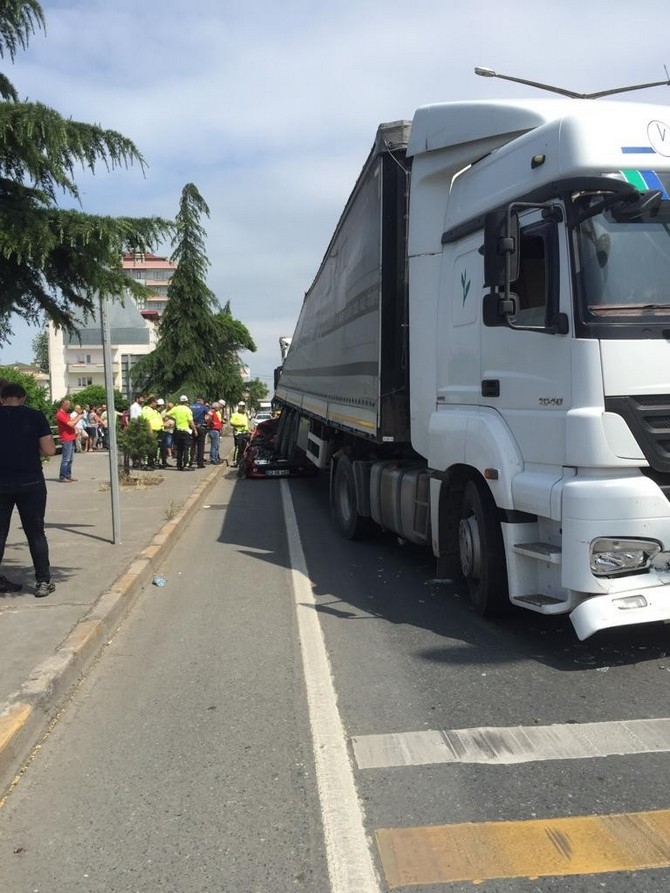 Trabzon'da Otomobil Rize Plakalı Tırın Altında Kaldı: 3 Yaralı 11