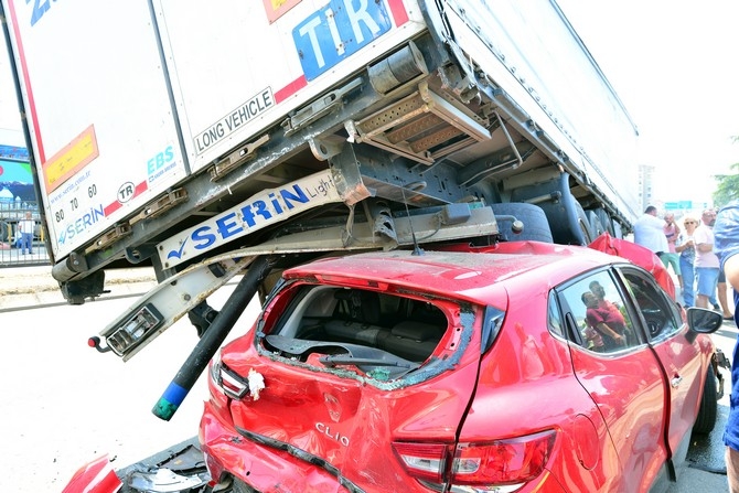 Trabzon'da Otomobil Rize Plakalı Tırın Altında Kaldı: 3 Yaralı 3