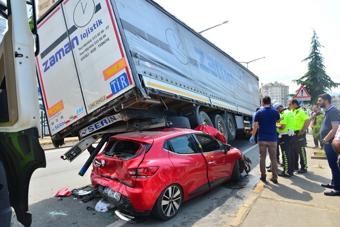 Trabzon'da Otomobil Rize Plakalı Tırın Altında Kaldı: 3 Yaralı 6