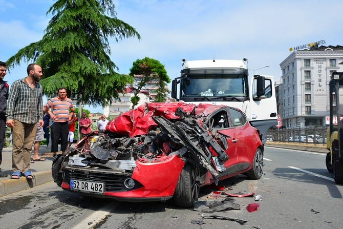 Trabzon'da Otomobil Rize Plakalı Tırın Altında Kaldı: 3 Yaralı 7