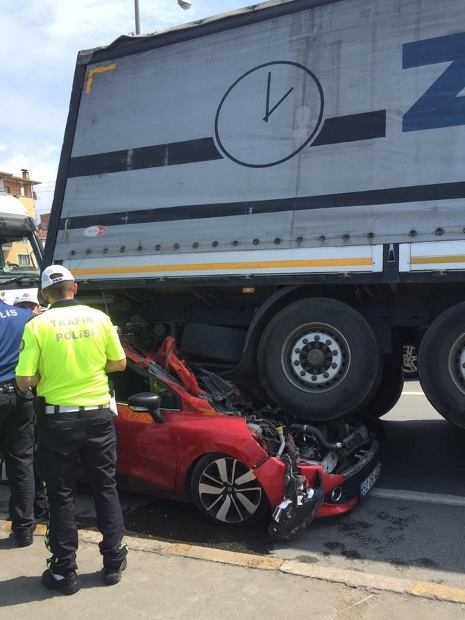 Trabzon'da Otomobil Rize Plakalı Tırın Altında Kaldı: 3 Yaralı 8