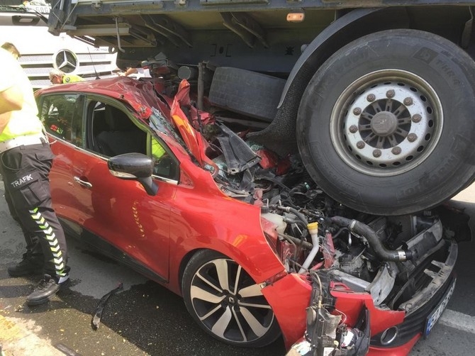 Trabzon'da Otomobil Rize Plakalı Tırın Altında Kaldı: 3 Yaralı 9