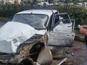 Rize'de Otomobil Demir Bariyerlere Çarptı 1'i Ağır 2 Yaralı