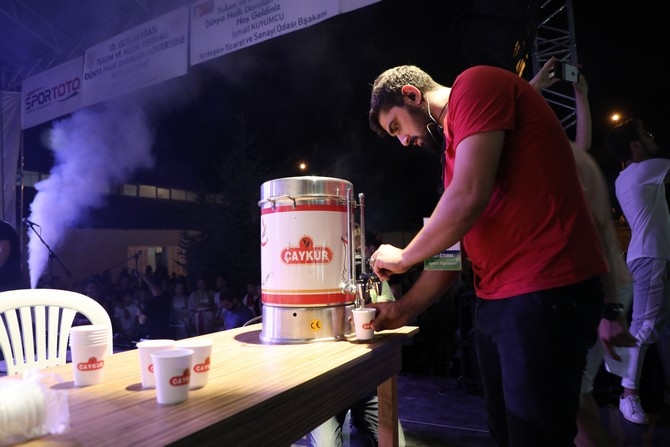 Rize'deki En Hızlı Çay İçme Yarışmasını İranlı Eisazadeh Kazandı 3