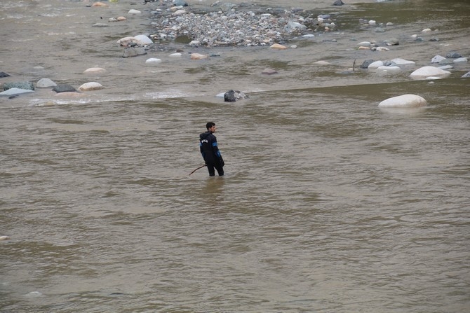 Rize'de sele kapılan kişiyi arama çalışmalarına başlandı 12