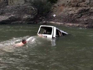 Rize Plakalı Kamyonet Çoruh Nehrine Uçtu: 1 Ölü, 2'si Ağır 3 Yaralı