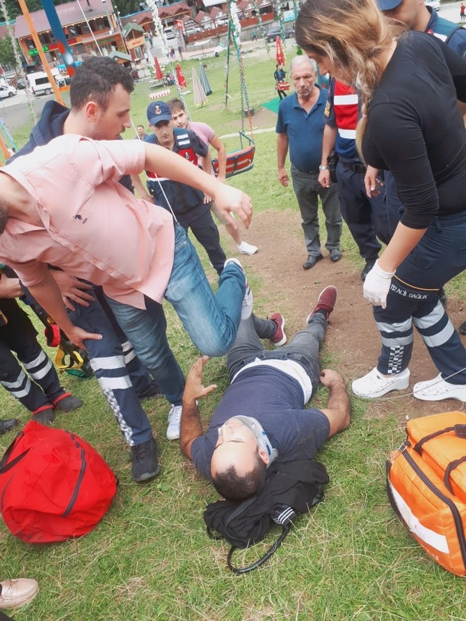 Rize'de Salıncakta Eşini Sallarken Düşen Kişi Yaralandı 3