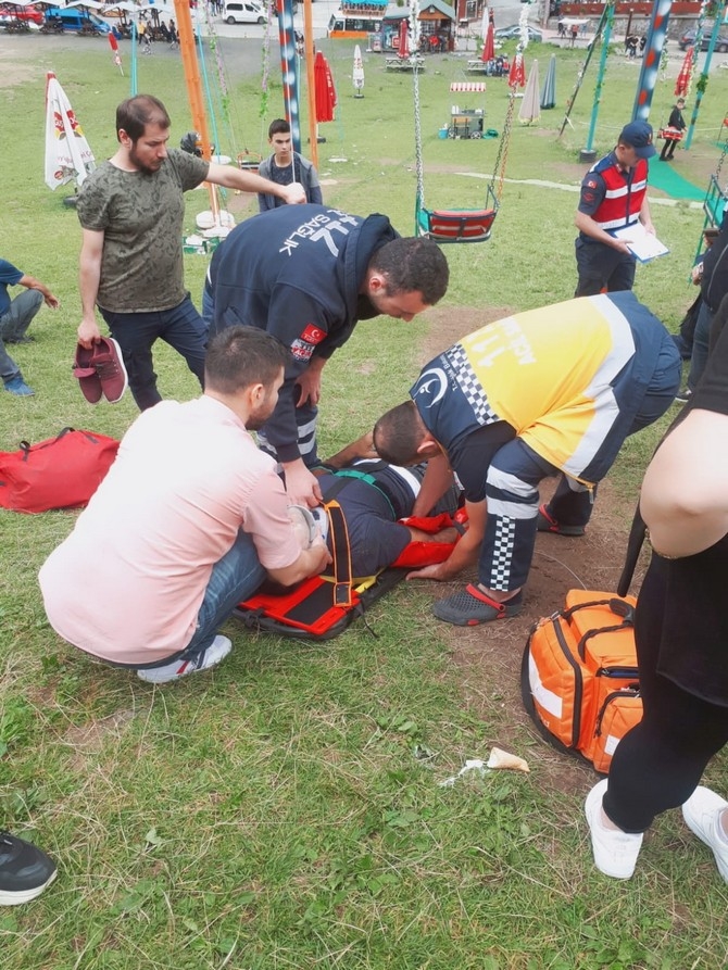 Rize'de Salıncakta Eşini Sallarken Düşen Kişi Yaralandı 8