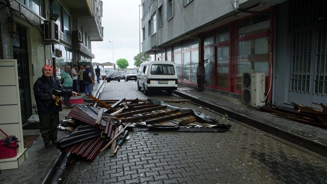 Rize’de fırtına çatıyı uçurdu, 4 araç zarar gördü 6