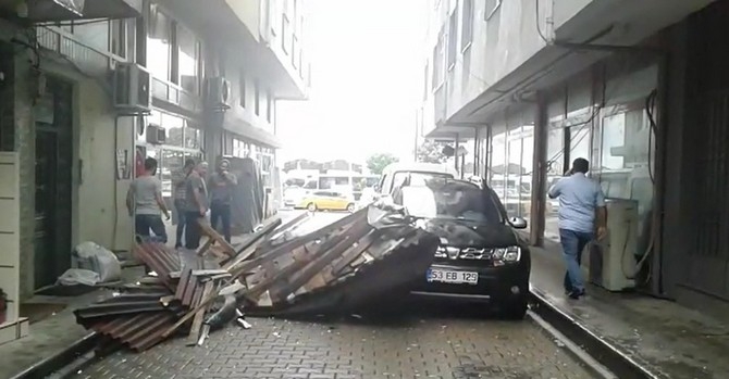 Rize’de fırtına çatıyı uçurdu, 4 araç zarar gördü 8