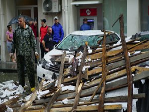 Rize’de fırtına çatıyı uçurdu, 4 araç zarar gördü