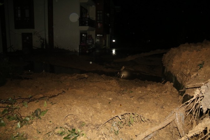 Rize’de Şiddetli Yağış 20 Daireli 1 Apartman Tahliye Edildi 10