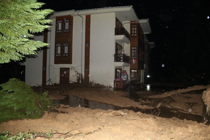 Rize’de Şiddetli Yağış 20 Daireli 1 Apartman Tahliye Edildi 6