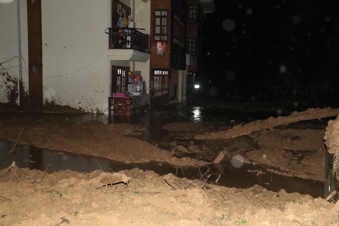 Rize’de Şiddetli Yağış 20 Daireli 1 Apartman Tahliye Edildi 7