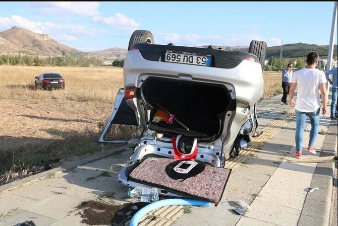 Rize Plakalı Otomobil Sivas'ta Kaza Yaptı 5 Yaralı 5