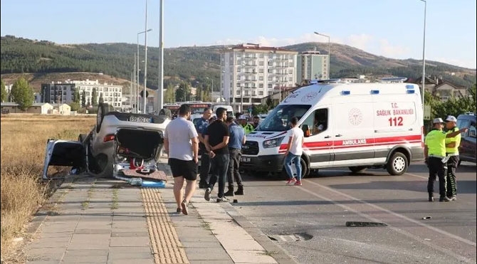 Rize Plakalı Otomobil Sivas'ta Kaza Yaptı 5 Yaralı 8