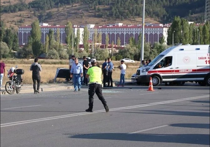 Rize Plakalı Otomobil Sivas'ta Kaza Yaptı 5 Yaralı 9