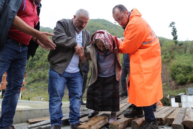 Borçka'da mahsur kalan 13 kişi kurtarıldı 12