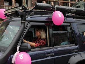 Meme kanserine dikkat çekmek için pembe balonlu konvoy oluşturdular