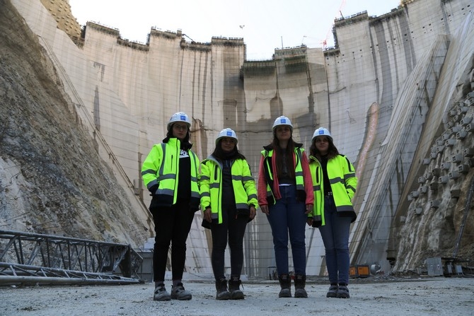 Türkiye'nin en yüksek baraj inşaatına "kadın eli" 16