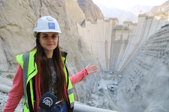 Türkiye'nin en yüksek baraj inşaatına "kadın eli" 18