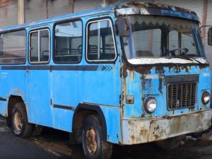 Hurda vaziyette olan minibüsü öyle hale getirdi ki!