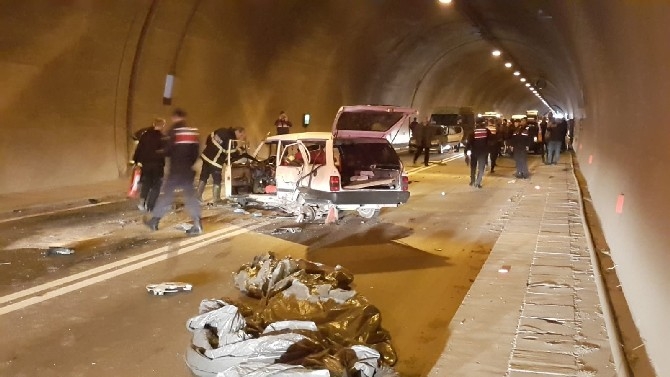 Artvin'de tünelde zincirleme trafik kazası: 4 yaralı 9