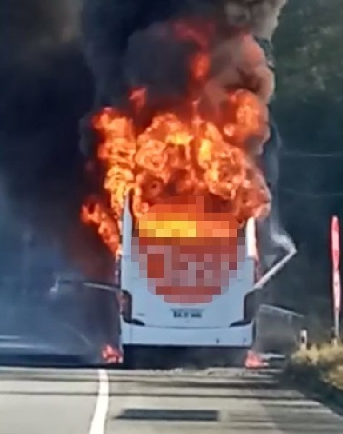 Rize’de yolcu otobüsü alev alev yandı 1