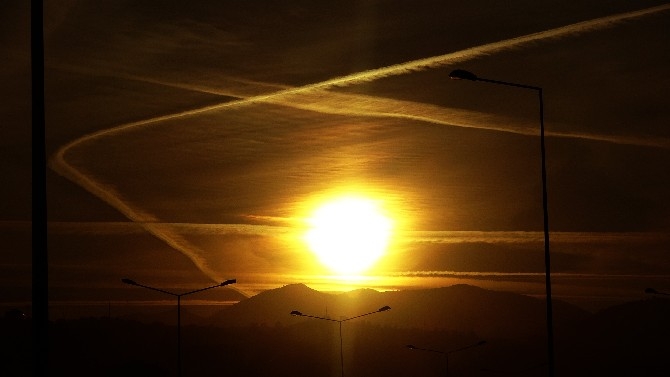 Uçak izleri ve güneşin batışı görsel şölen oluşturdu 11
