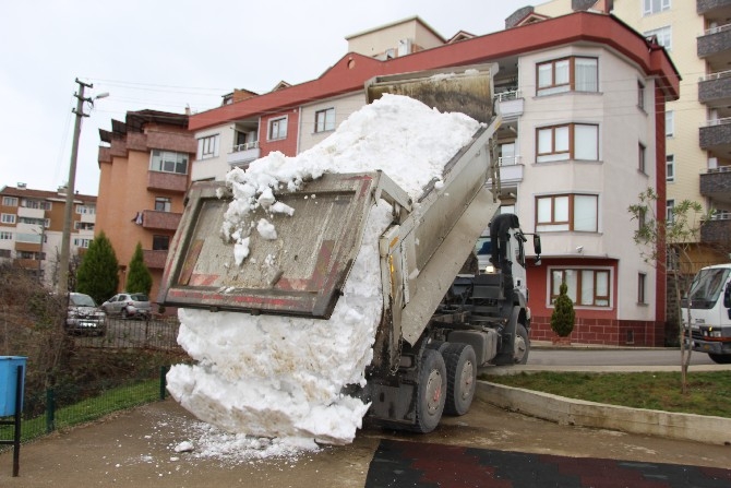 3 yıldır kar yağmayan şehre kamyonla kar getirdiler 1
