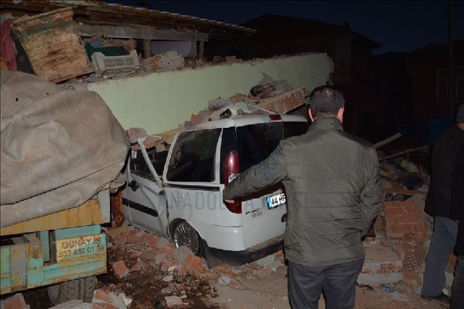 Elazığ’da 6.8 Büyüklüğünde Deprem 100