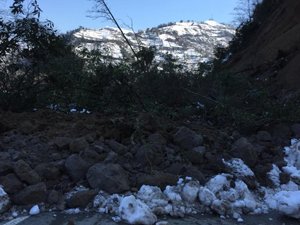 Ardeşen-Çamlıhemşin yolunda heyelan