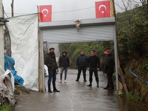 Koronavirüsten korunmak için mahalle yolunu kepenkle kapatarak önlem ald