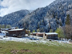 Kaçkar Dağları'na nisanda kar yağdı