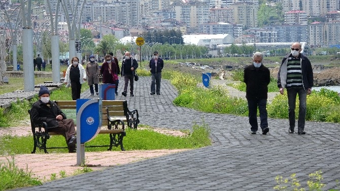 Trabzon'da 65 yaş ve üzeri vatandaşlar uzun bir aradan sonra sokağa 1