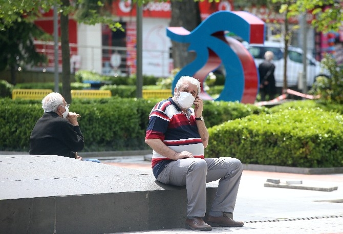 Trabzon'da 65 yaş ve üzeri vatandaşlar uzun bir aradan sonra sokağa 11