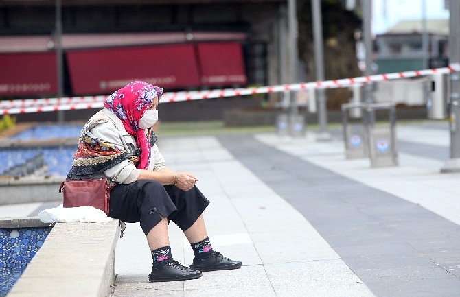 Trabzon'da 65 yaş ve üzeri vatandaşlar uzun bir aradan sonra sokağa 13