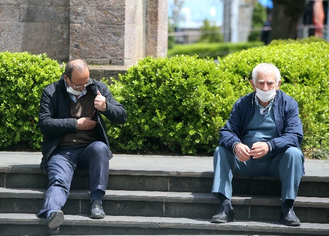 Trabzon'da 65 yaş ve üzeri vatandaşlar uzun bir aradan sonra sokağa 14